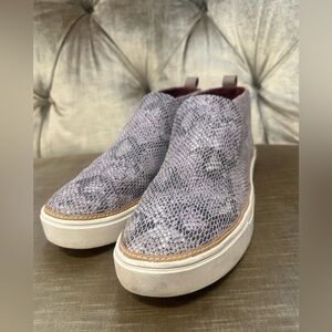 Tom’s slip on snakeskin print booties sneakers shoes size 9 women’s